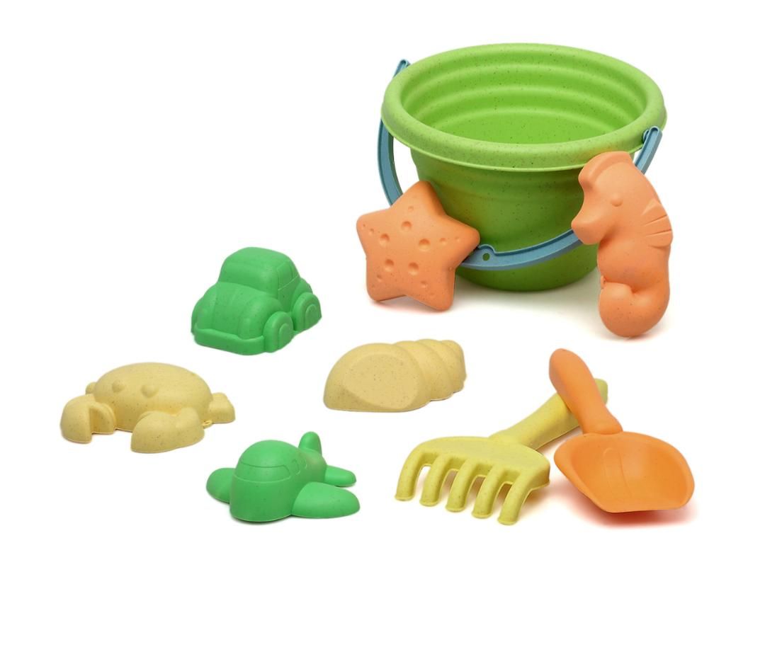 SEt de cubo de playa con rastrillo, pala y varios moldes de animalitos y otras formas en diferentes colores