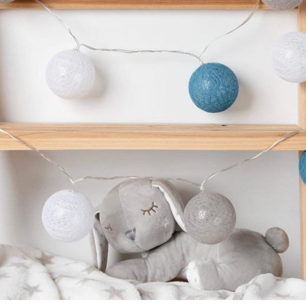 Guirnalda led con bolitas azules y blancas de Kiokids