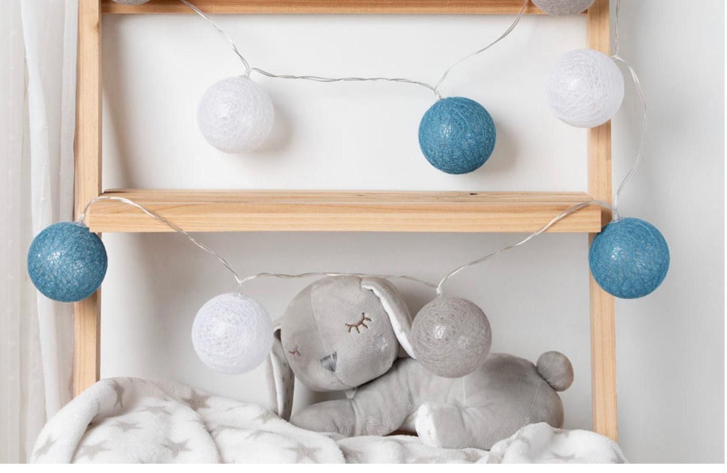 Guirnalda led con bolitas azules y blancas de Kiokids
