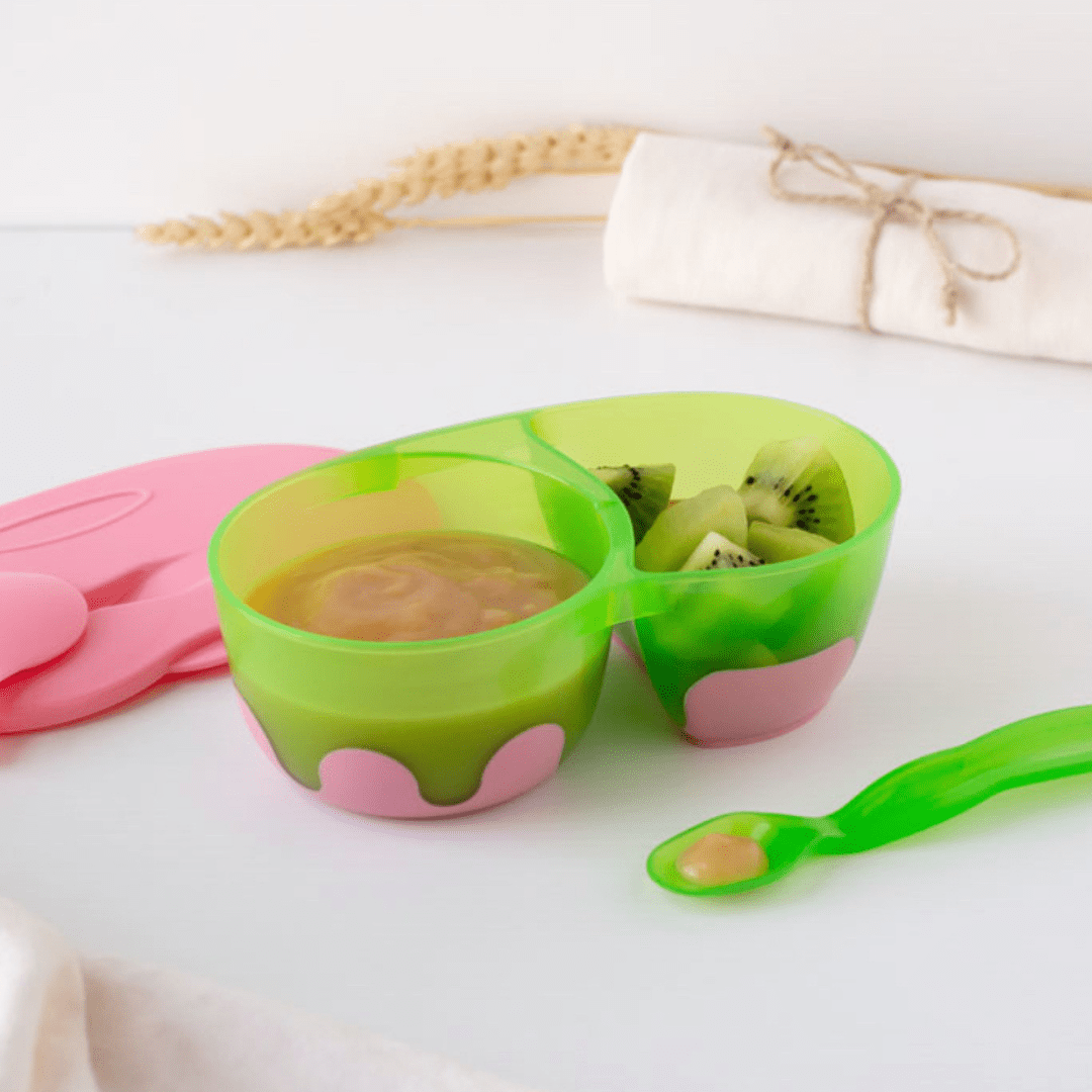 Cuento tipo tupper con dos compartimentos separados y cubiertos con una tapa hermética que incluye una cuchara flexible