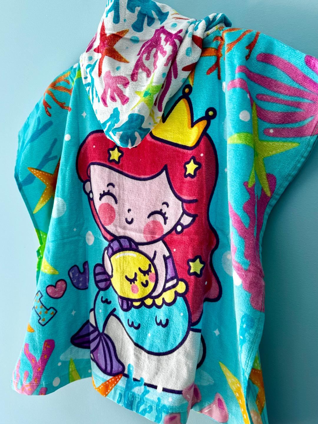 Dulce poncho de algodón con estampado de sirenita, con capucha con motivos marinos